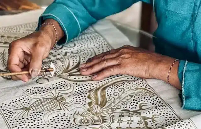 A craftsman is making batik in Matang Gejia Village